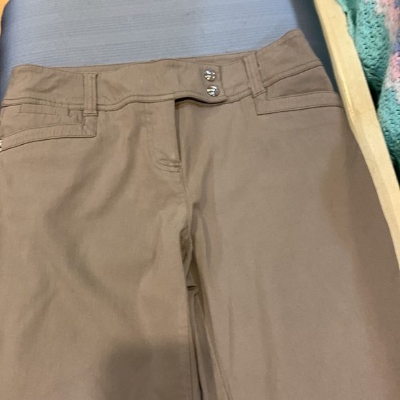 Style and Co taupe cargo Capri length pants, size 6. - Picture 3 of 6
